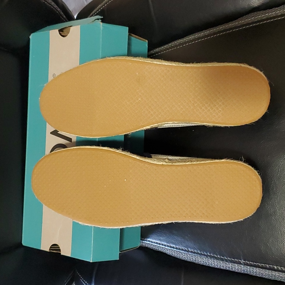 TOMS slip ons - Picture 3 of 6
